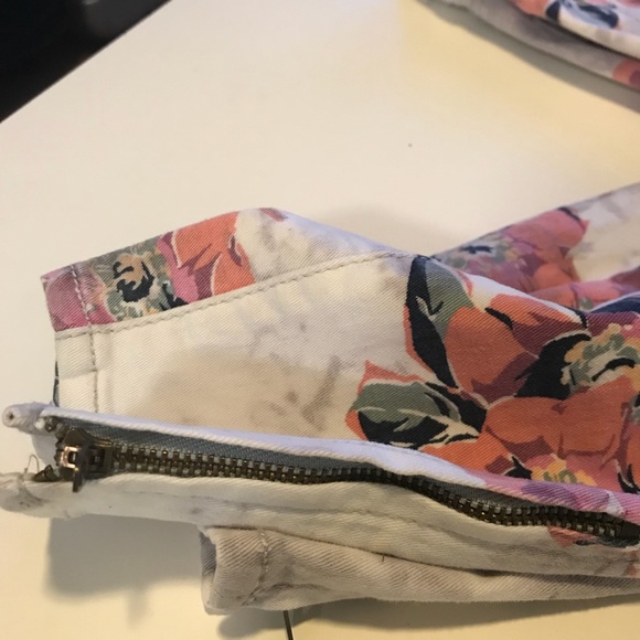 American Eagle Size 2 Skinny Stretch Floral Jeans - Picture 3 of 4